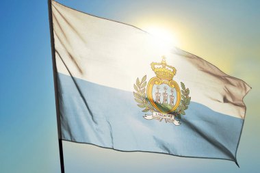 San Marino bayrağı güneşin önünde rüzgarda dalgalanıyor