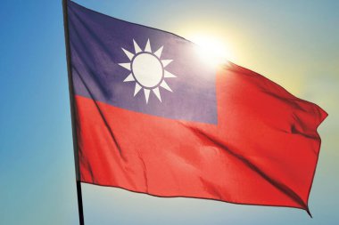 Tayvan bayrağı güneşin önünde rüzgarda dalgalanıyor