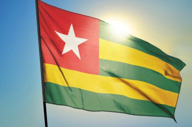 Togo bayrağı güneşin önünde rüzgarda dalgalanıyor