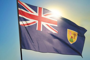 Türkler ve Caicos Adaları bayrağı Güneşin önünde rüzgarda dalgalanıyor