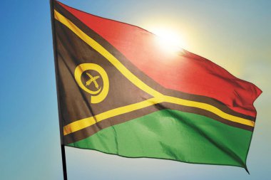 Vanuatu bayrağı güneşin önünde rüzgarda dalgalanıyor