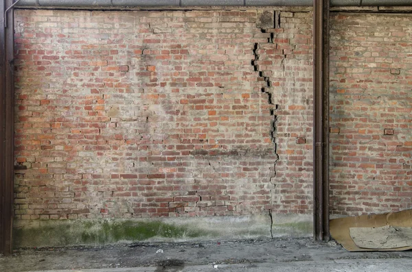 ひびの入ったレンガの壁 ロイヤリティフリーのストック画像