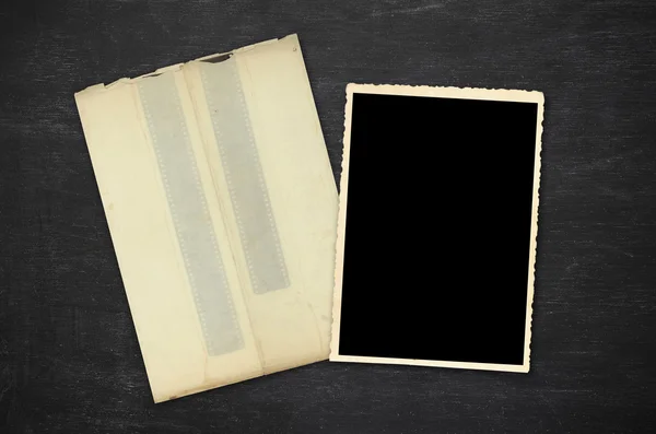 Eski fotoğraf ve negatif üzerinde siyah ahşap — Stok fotoğraf