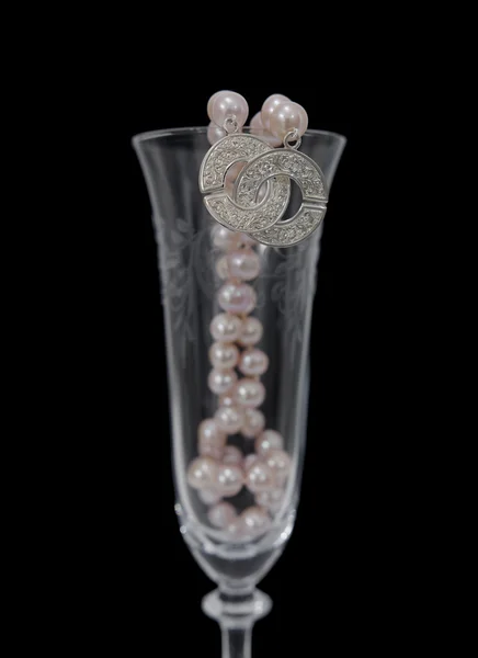 Pink pearls in champagne glass — Φωτογραφία Αρχείου