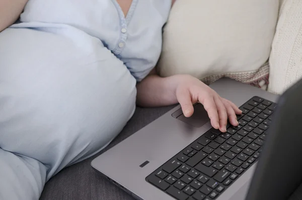 Zwangere vrouw die op laptop werkt — Stockfoto