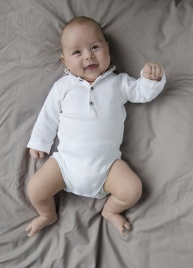 yalan ve gülümseyen erkek bebek