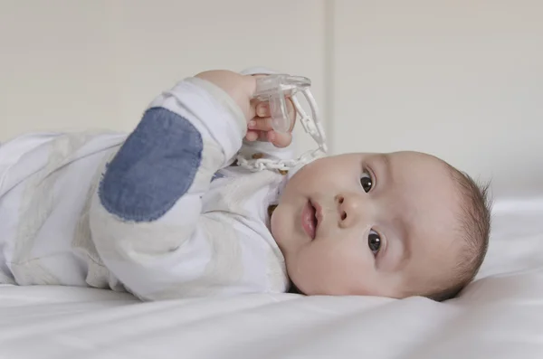 Niño acostado en la espalda — Foto de Stock