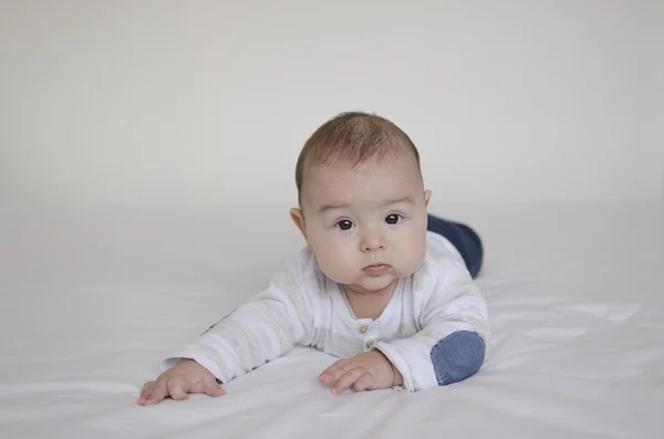 Niño acostado en el vientre — Foto de Stock