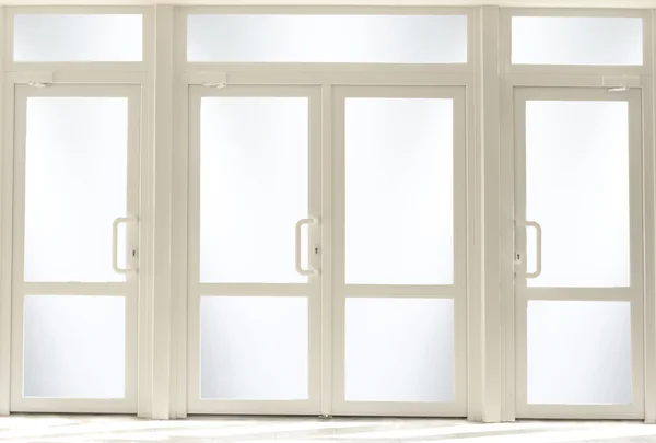 Пластиковые входные двери со стеклом — стоковое фото