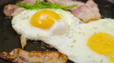 Yumurta ve pastırma ot ile.