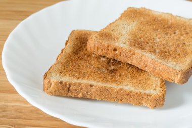 Tost beyaz plaka üzerinde iki adet