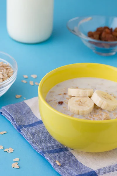 Pequeno-almoço mingau com bananas e passas — Fotografia de Stock