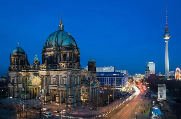 Schöne Nachtsicht auf Berliner Dom und Fernsehturm — Stockfoto