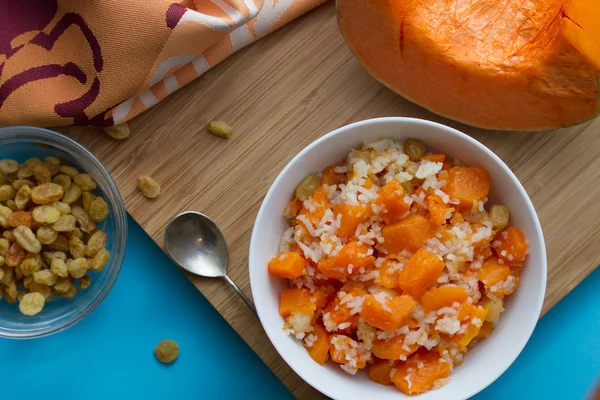 Gachas de arroz con calabaza y pasas . — Foto de Stock