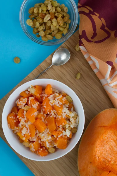 Mingau de arroz de abóbora com passas . — Fotografia de Stock