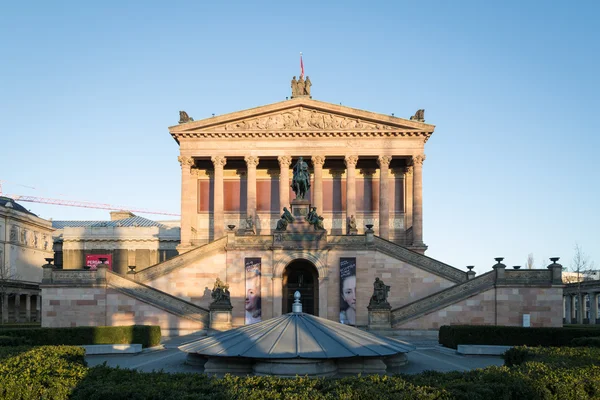 Venkovní pohled Alte Nationalgalerie (stará národní galerie) na Museumsinsel v Berlin-Mitte. — Stock fotografie