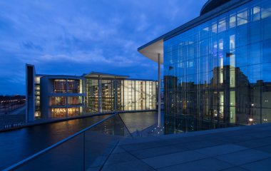 Alman Başbakanlık Berlin Hükümeti İlçesi'nde gece bina. Paul Loebe House çılgınlığı.