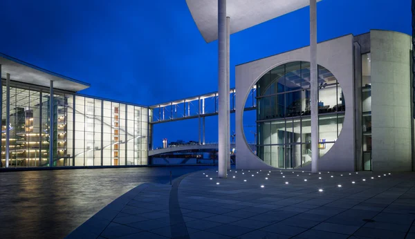 Nachtansicht von marie-elisabeth-luders-haus und paul-loebe-haus (links) modernes gebäude im bezirk mitte ist teil von bundestag - deutschland — Stockfoto