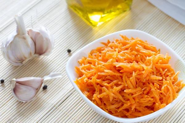 Carottes coréennes avec ingrédients pour la cuisson — Photo