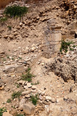 Kıbrıs Rum Kesimi 'nin Limasol kentindeki Kadim harabelerindeki yarım yamalak antik duvarın bir parçası. Turizm, seyahat.