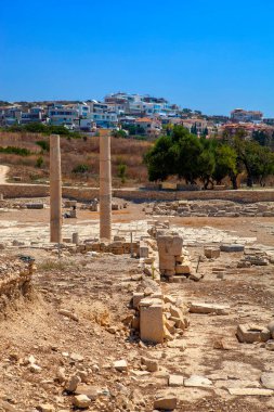Kıbrıs 'taki modern kasabanın önündeki antik kalıntılar