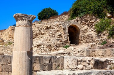 Kıbrıs 'ın Limasol kentinde köşe yazısıyla antik harabeler. Turizm, seyahat.