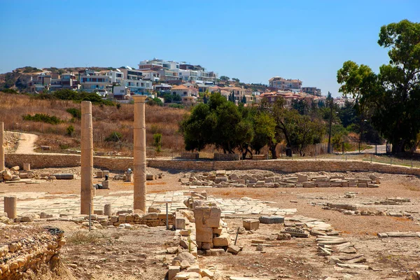 Forntida Ruiner Framför Moderna Staden Cypern — Stockfoto