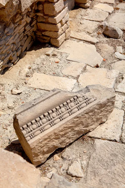 Ein Teil Des Gesims Liegt Zwischen Antiken Ruinen Limassol Zypern — Stockfoto