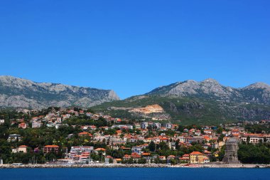 Denizden Boka Kotorska Körfezi 'ne bakın. Deniz kıyısı ve dağlar. Karadağ