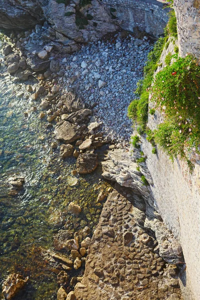 Uma Vista Superior Sobre Mar Costa Rochosa Uma Muralha Cidadela — Fotografia de Stock