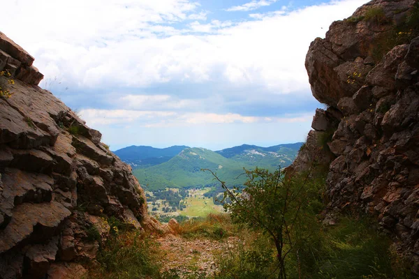 Schöne Aussicht Auf Berge Und Hügel Durch Eine Schlucht Den — Stockfoto