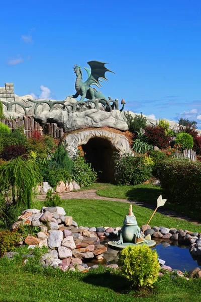 由俄罗斯童话中的龙 城堡墙壁和青蛙组成的梦幻景观 — 图库照片