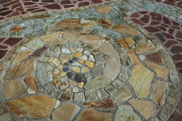 地面上由不同石头构成的螺旋形结构 — 图库照片