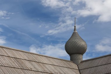 Mavi bulutlu gökyüzüne karşı doğu binasında kule