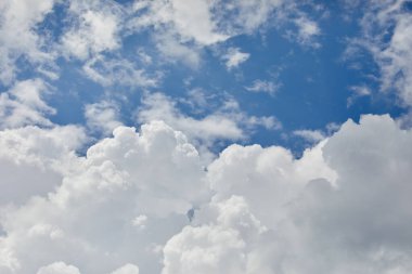 Beyaz kabarık bulutlu mavi gökyüzü