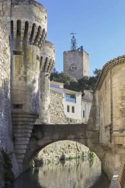 Pernes Les Fontaines 'in merkezindeki kule ve köprü Fransa Kaynağı