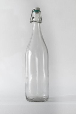 Boş cam şeffaf şişe beyaz arkaplanda izole