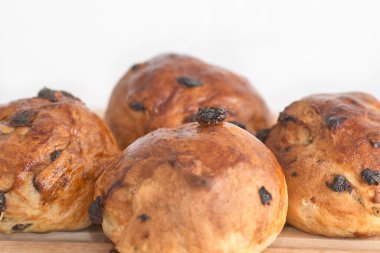 Beyaz arkaplanda üzümlü ekmek