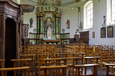 Kırsal bir kilisenin içinde.