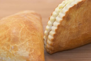 İki parça taze ev yapımı kek.