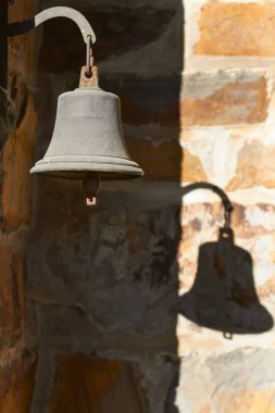 Duvarda asılı antika bir çan 