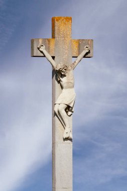 Taşlar İsa ile mezarlıkta kesişiyor.