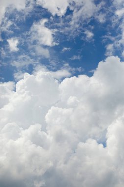 Beyaz kabarık bulutlu mavi gökyüzü