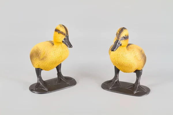 Deux Canards Jouets Plastique Isolés Sur Fond Gris — Photo