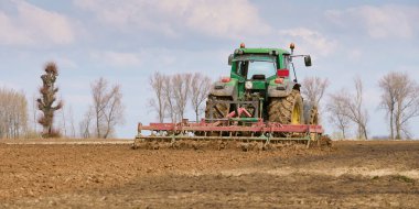 Hasata hazırlanmak için traktör tarlası.