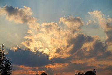 Mavi gökyüzü ile dramatik günbatımı bulutları