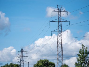 Yüksek voltajlı elektrik hatlarının görüntüsü. Elektrik dağıtım istasyonu.