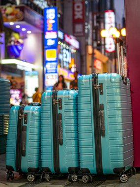 Meşgul Japon caddesinde mavi bavullar
