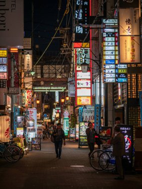 Osaka, Japonya - 25 Nisan 2019: Osaka, Japonya 'da Dotonbori Caddesi' nin gece sokakları