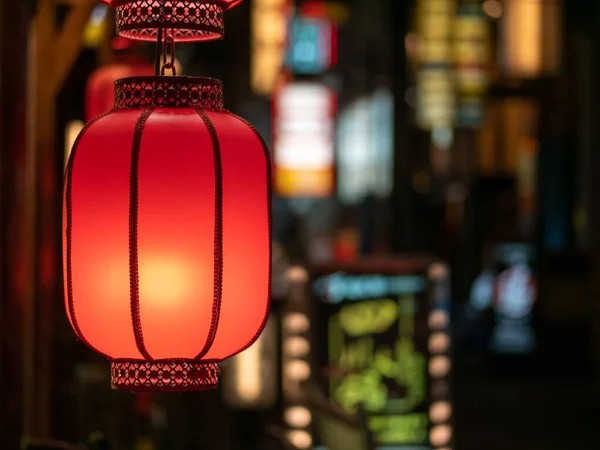 日本のお祭りで日本の伝統的な赤い米の風船を照らす — ストック写真